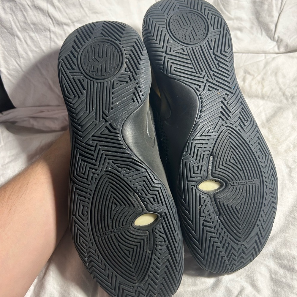 Kyrie Irving Flytrap Metallic Gold - image 4